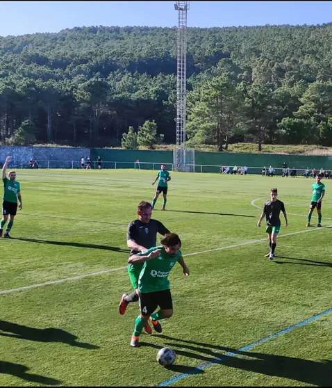 Cea conduce o balón no derbi entre Fisterra e Xallas