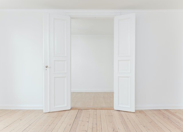 <p> Puertas blancas, ¿la mejor opción para tus espacios interiores? </p>