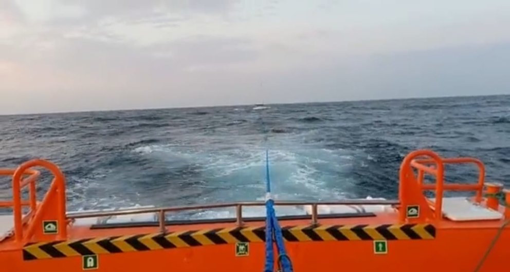 Rescate dun veleiro en Camarinas