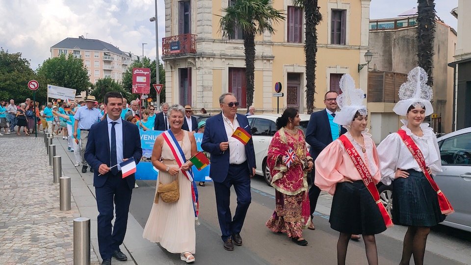 2022.08.27.- Desfile Les Sables d'Olonne alcalde Laracha