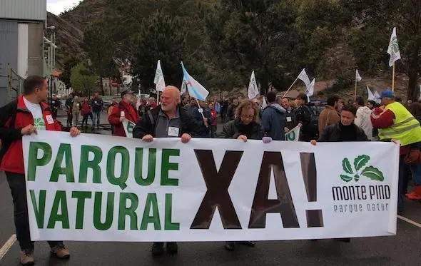 Imaxe dunha manifestación de 2012 polo Parque Natural do Monte Pindo