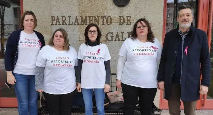 A Plataforma Zas sen recortes en Pediatria no parlamento Galego co alcalde Lolo Muino 750