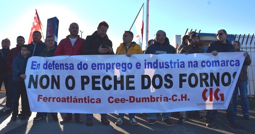Membros da CIG nunha concentracion diante de Ferroatlantica-Foto-Rafa QUintans