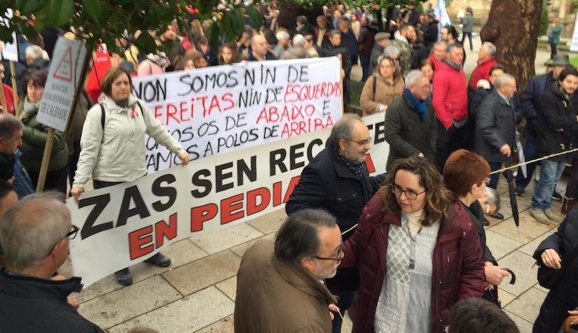 A Coordinadora Zas sen recortes en pediatria na Manifestacion de Santiago