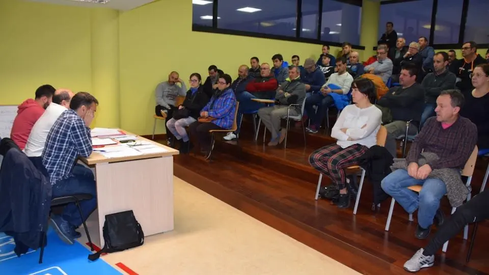 Asemblea de Traballadores de Ferroatlantica convocada pola CIG-Foto-Rafa Quintans