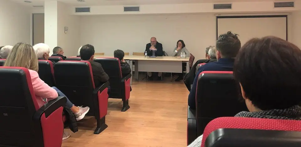 Manuel Antelo e Marta Rey na presentacion de Adiante Vimianzo