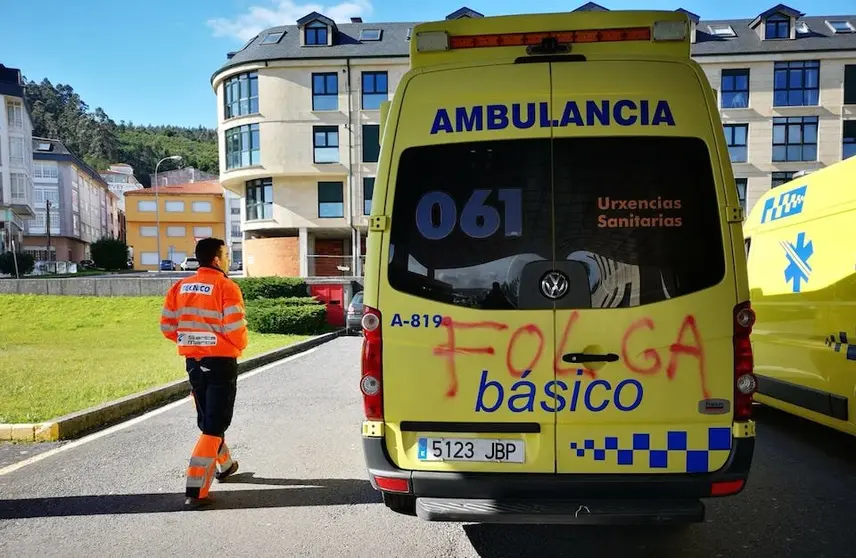 Ambulancia de Cee con pintadas