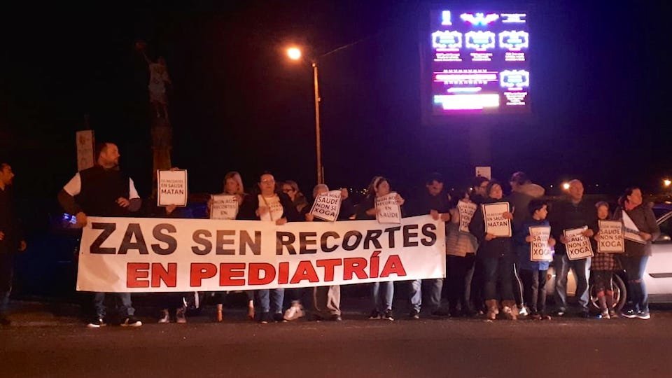 Familais de Zas e Muxia recibiron a Feijoo en protesta cos recortes en Pediatria