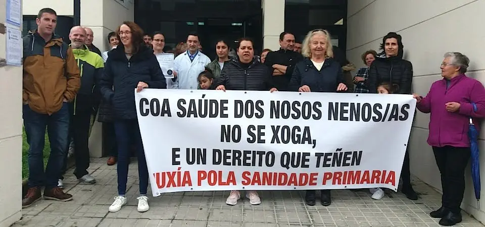 Concentracion de mercores de familias e profesionais no Centro de Saude de Muxia