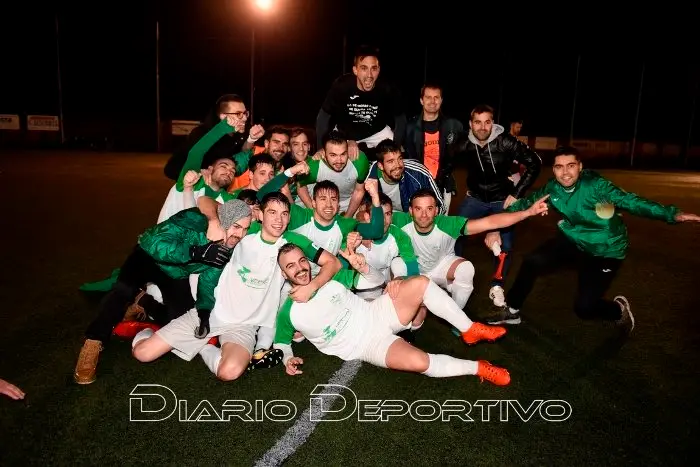 A SD Coristanco celebrando o seu ascenso á Liga da Costa. Foto: www.diariodeportivo.gal