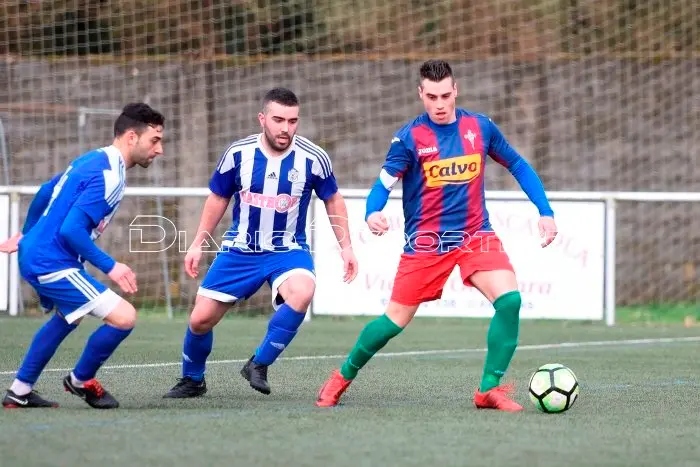 Guau e Álex Figueiras loitan por un balón con Álex Rama no CD Baio - SD Esteirana. Foto: www.diariodeportivo.gal