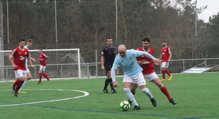 Xaime e Jonathan pelexando por un balón no SD Sofán - Viveiro CF.