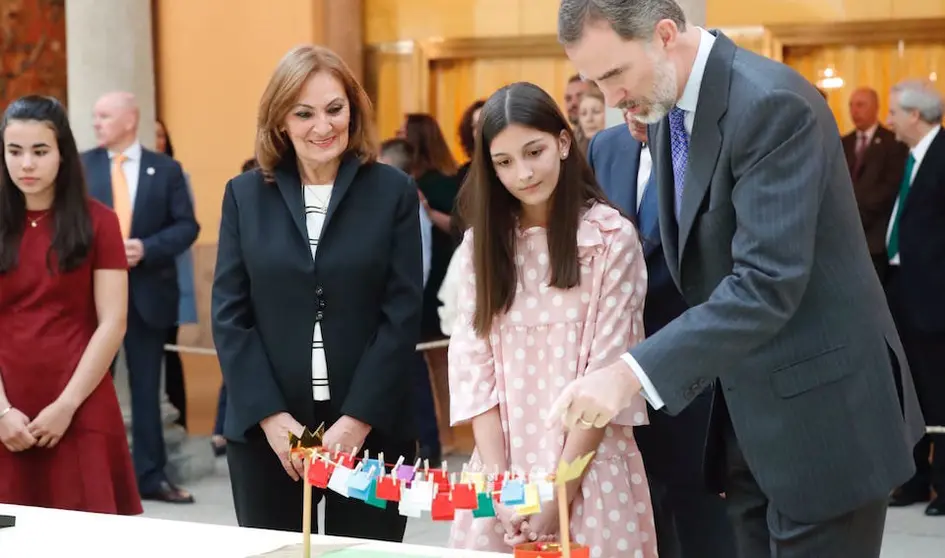 O Rei Felipe coa ceense Irene Ramon e a profesora Soneira de Pazos