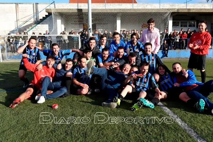 O Cabana SD celebrando o seu ascenso. Foto: www.diariodeportivo.gal