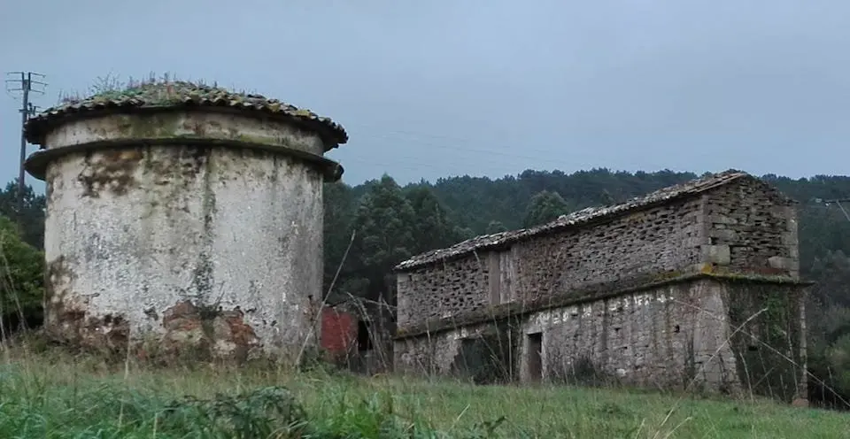 Pombal e horreo da Casa Reitoral de Corcoesto-Cabana