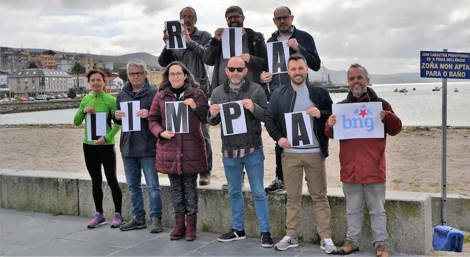 Representantes do BNG e da CIG dando a almarma pola ria de Corcubion