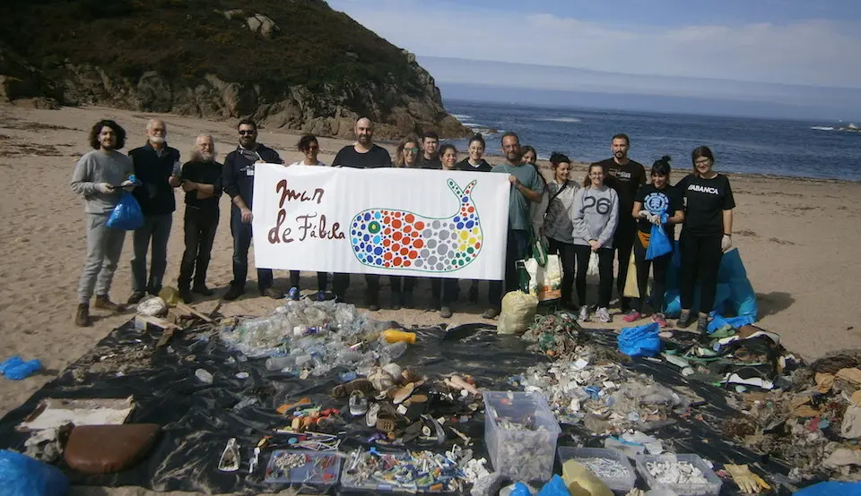 Imaxe dunha limpeza en Bens de Mar de Fabula