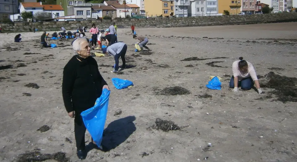 Limpando o areal de Camelle con Mar de Fabula