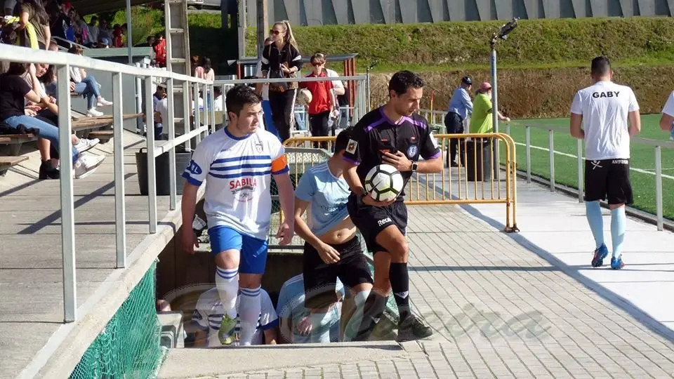 Imaxe do pasado derbi entre Montelouro e Muros-Foto Edu Olveira