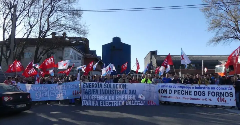 Manifestacion as portas de Ferroatlantica Sabon