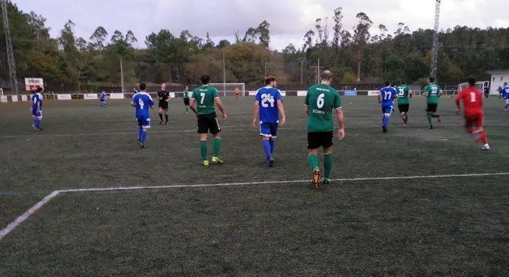 Imaxe do derbi da primeira volta entre o Baio e o Fisterra no Platas Reinoso. Foto: CD Baio.