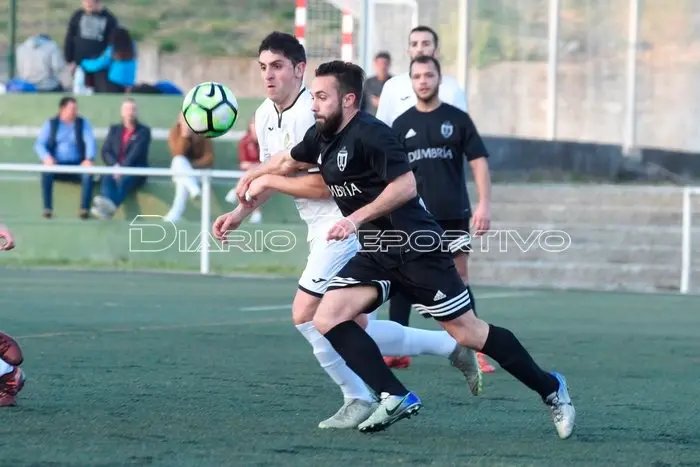 Mayor e Darío no Soneira SD - CF Dumbría. Foto: www.diariodeportivo.gal