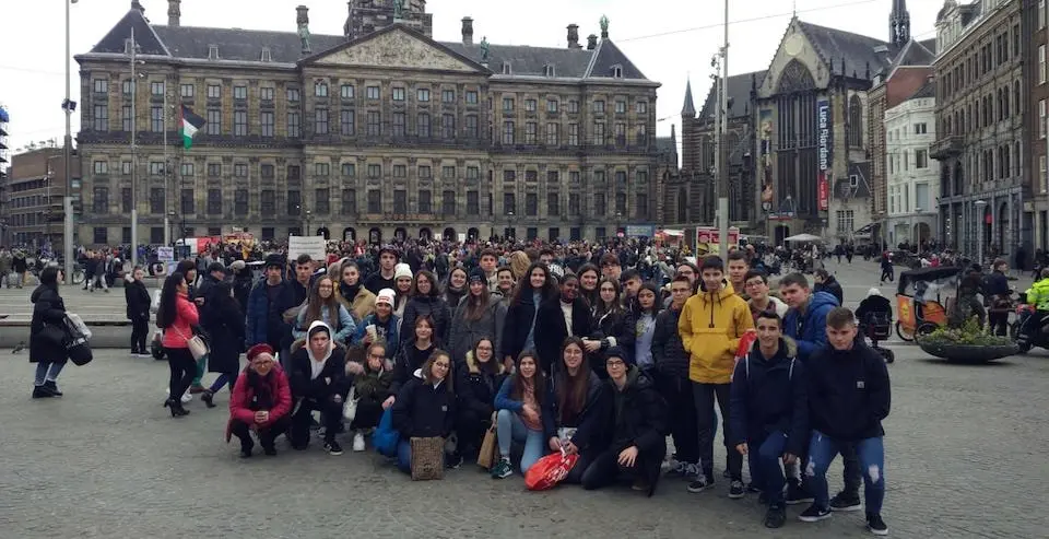 Alumnado do IES Agra Raices na Praza Dam de Amsterdam