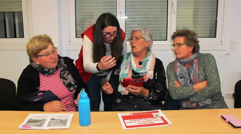 Curso de telefono mobil para maiores en Noicela coa Cruz Vermella de Carballo