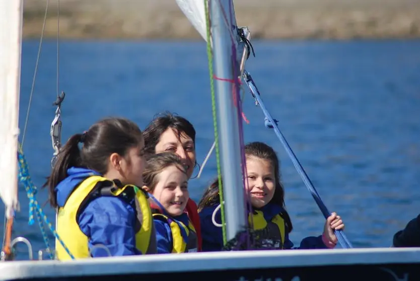 Alumnado do CEIP Santa Eulalia de Dumbria no mar na Escola