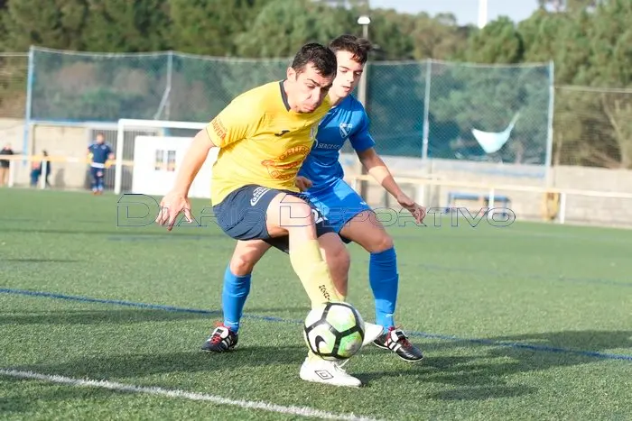 Yago Dosil trata de controlar un balón ante Brais Andrade no Corme-Mazaricos. Foto: www.diariodeportivo.gal