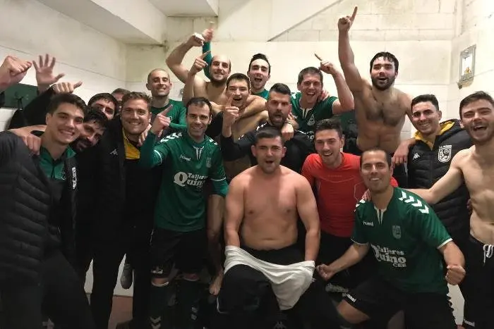 A SD Fisterra celebra a remontada ante o Val do Ulla que lle deu o liderado