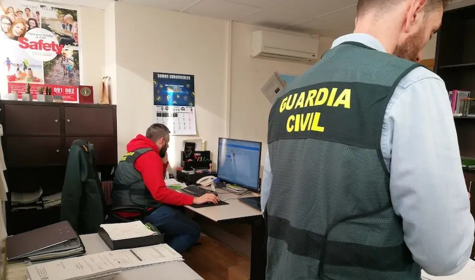 Foto de equipo estafas telematicas da Garda civil A Coruna