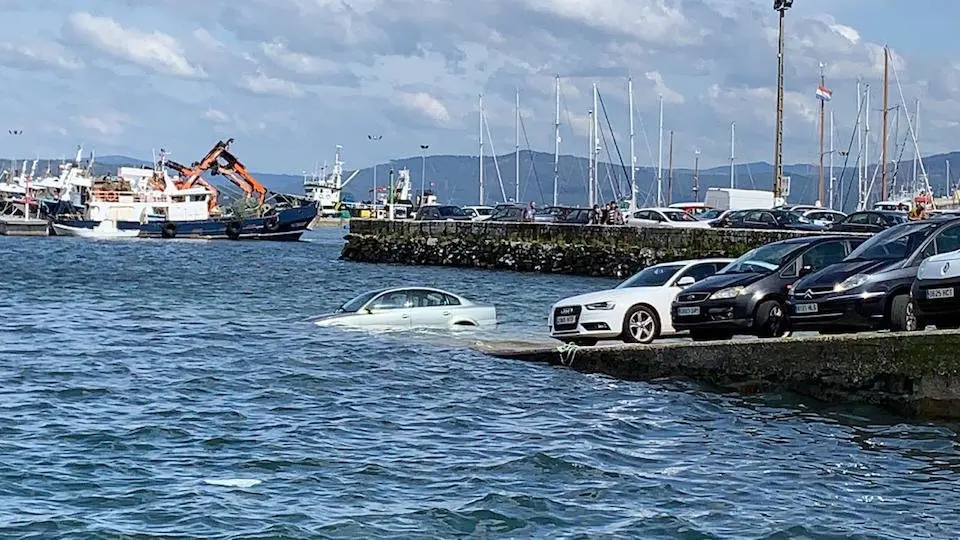 Coche afogado en Muros 2