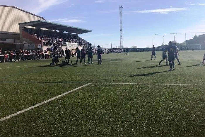 Imaxe do derbi costeiro no Ara Solis entre o Fisterra e a Esteirana