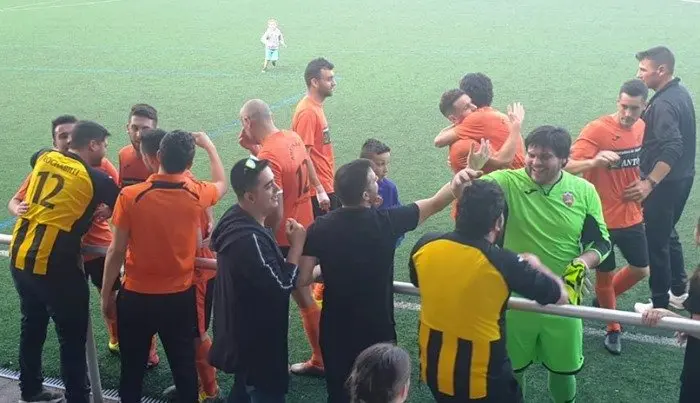 O Volantes de Baño celebrando coa afección a súa clasificación para a fase de ascenso.