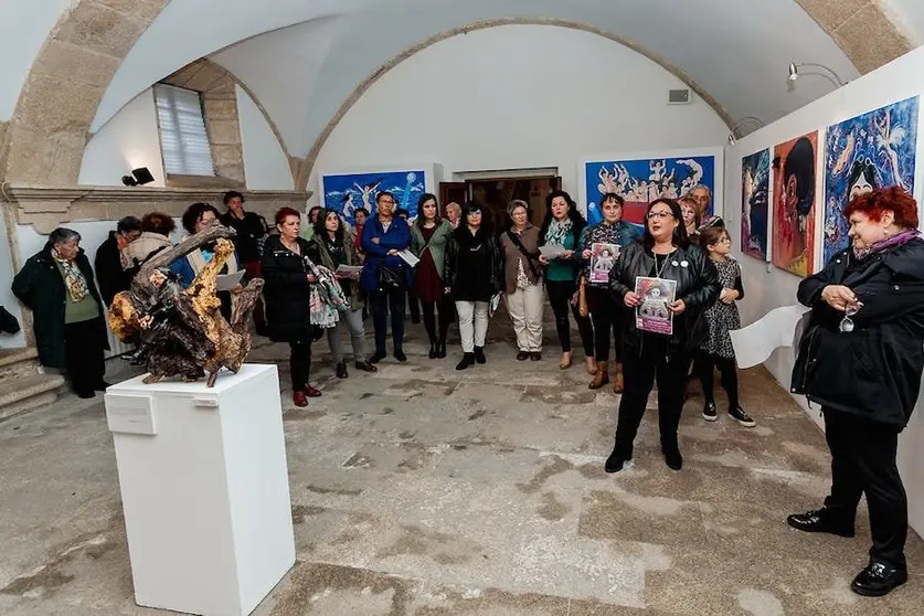 Viki Rivadulla leva a exposicion Bruxa a Lugo 2