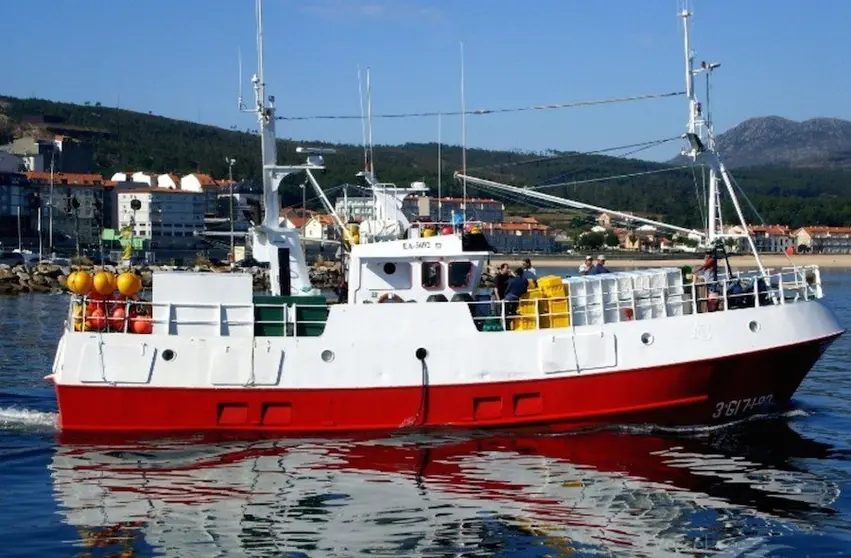 Barco embarrancado en Cedeira