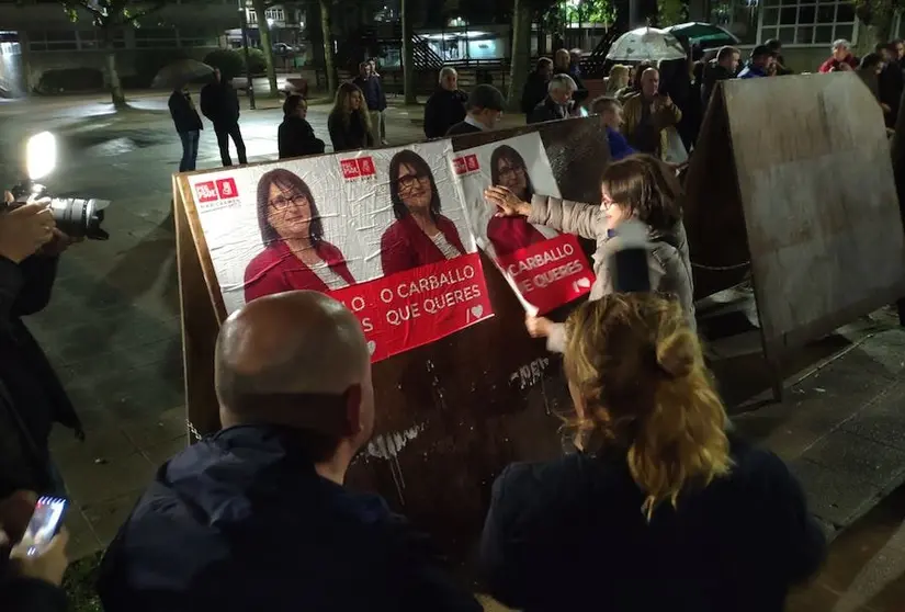 Pegada de carteis PSOE de Carballo