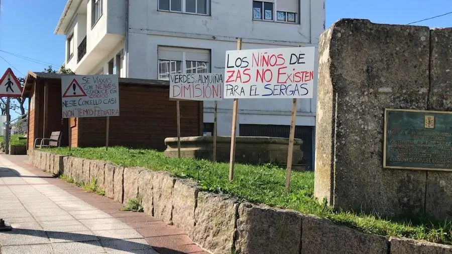 Pancartas de Zas sen recortes en pediatria