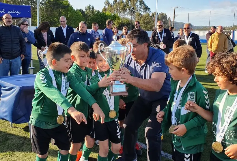 Final Copa da Costa F8-Michel entregando o trofeo ao Fisterra