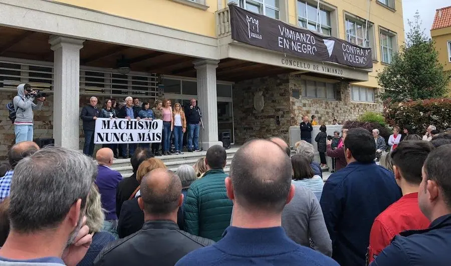 Concentracion en Vimianzo ante o acto de violencia machista