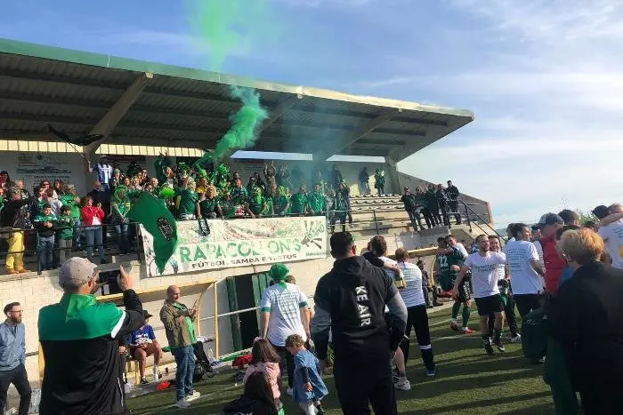 O Fisterra celebrando o título de liga e a súa volta a Preferente 31 anos despois.