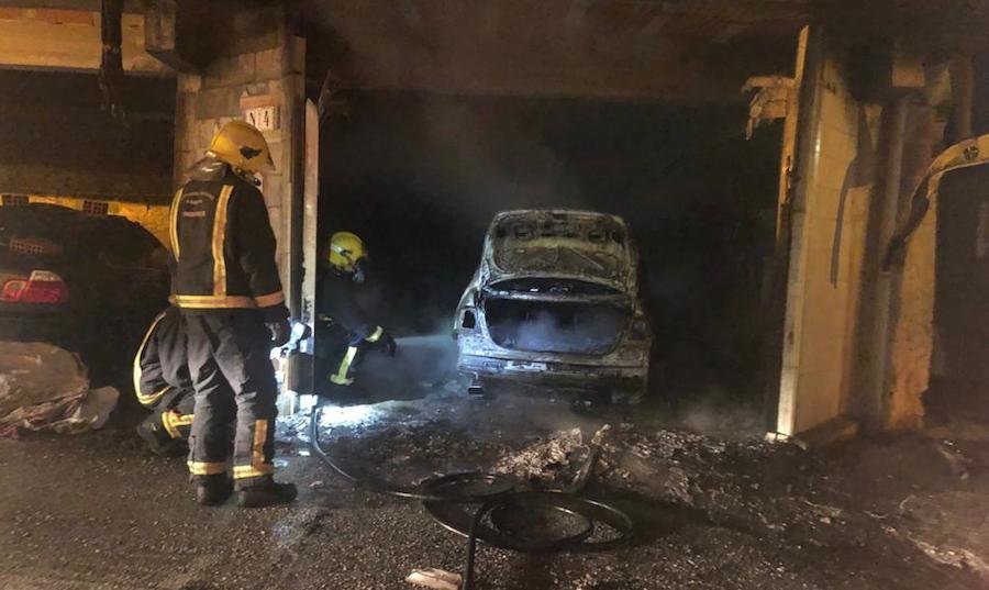 Incendio dun coche dun garaxe en Pereira-Cee