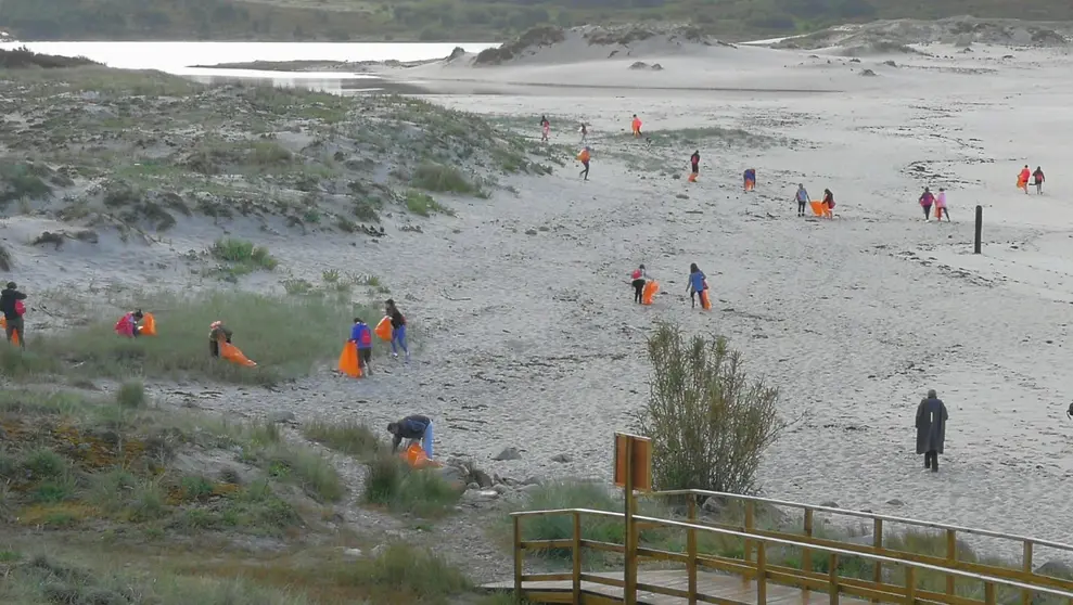 Limpeza da praia Area Maior de Louro coa Asoc. Rumial 1