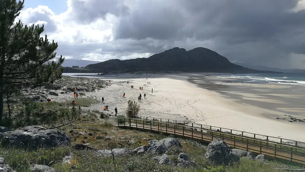 Limpeza da praia Area Maior de Louro coa Asoc. Rumial