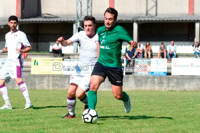 Julián López conduce o balón no Xallas FC-Atlético Coruña. Foto www.diariodeportivo.gal