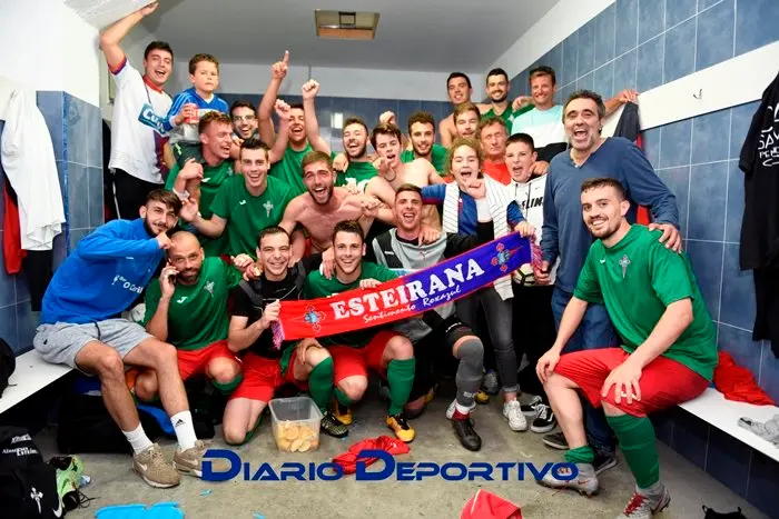 A Esteirana celebrando a vitoria acadada no Platas Reinoso. Foto: www.diariodeportivo.gal