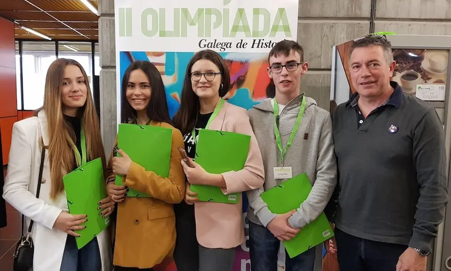 Alumnado do IES Pedra da Aguia co mestre Jacobo Santos na Olimpiada de Historia