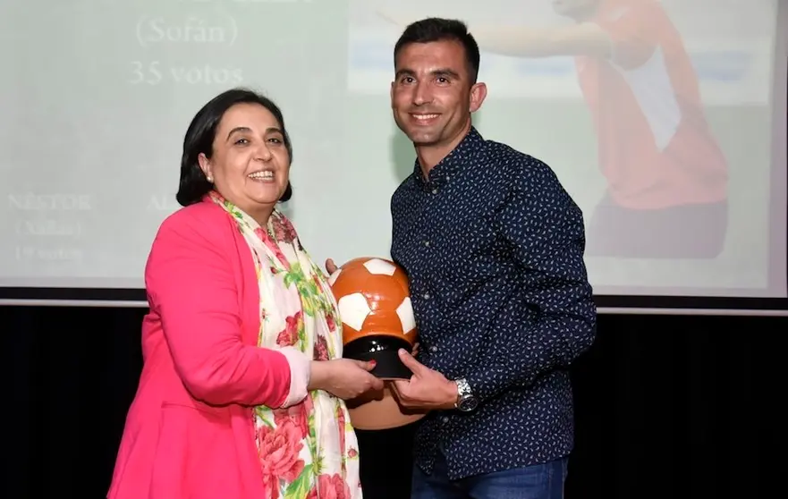 Ivan Cancela recibindo de Maria Vila de Futbol Tactico o Premio de Mellor Adestrador da Costa na Gala do Ano pasado