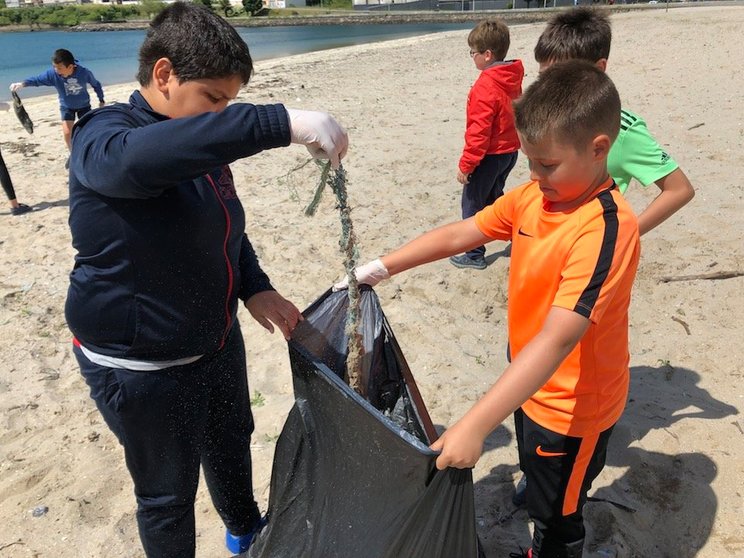 Alumnado do Manuela Rial limpando a praia da Concha